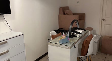 Estación de manicura en Jade Room, Chihuahua, Chihuahua, MX, con modernos asientos y herramientas organizadas.