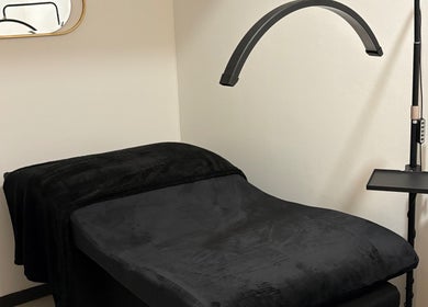 Sala de tratamientos minimalista en Jade Room, Chihuahua, Chihuahua, MX, con decoración moderna.