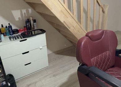 Chaise de coiffeur rouge et étagère à A&A BarberStyle By Ali, Vilvoorde, Vlaanderen, BE.