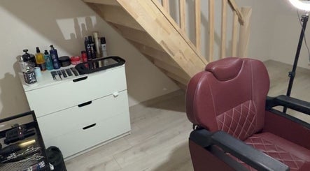 Chaise de coiffeur rouge et étagère à A&A BarberStyle By Ali, Vilvoorde, Vlaanderen, BE.