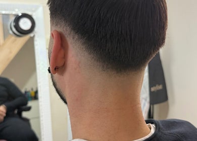 Coupe soignée chez A&A BarberStyle By Ali à Vilvoorde, Vlaanderen, BE, reflet dans le miroir.