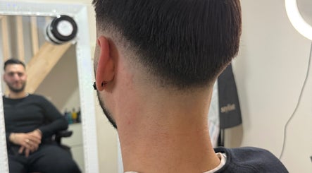 Coupe soignée chez A&A BarberStyle By Ali à Vilvoorde, Vlaanderen, BE, reflet dans le miroir.