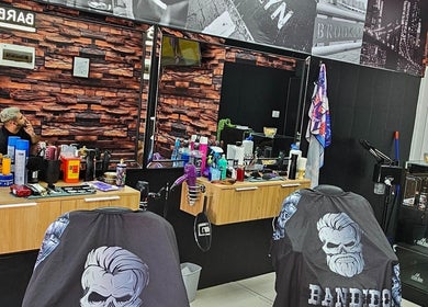 Modern barber station inside VEGASBARBERSHOP, San Miguel, Región Metropolitana, CL with stylish decor.