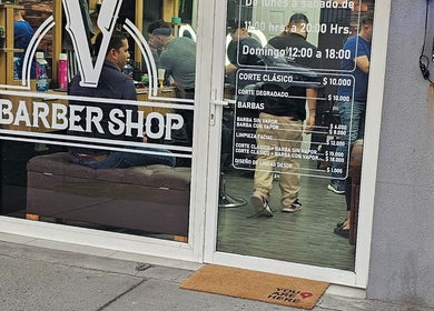 VEGASBARBERSHOP entrance in San Miguel, Región Metropolitana, CL, showing stylish interior and services.