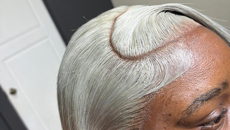 Close-up of a sleek silver hairstyle at Lace me Sav, Willemstad, Curaçao, CW.