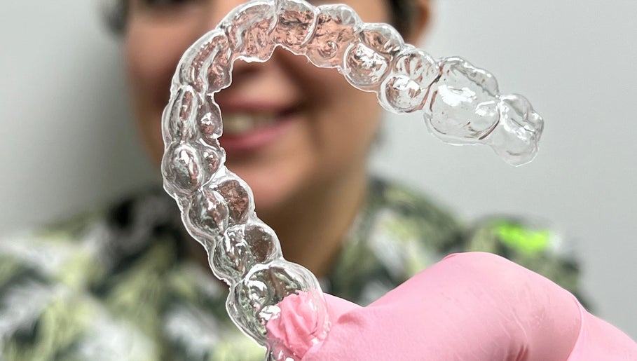 Alineador dental en Smileclinic, Buenos Aires. Innovación y cuidado dental visible.