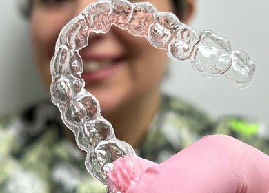 Alineador dental en Smileclinic, Buenos Aires. Innovación y cuidado dental visible.