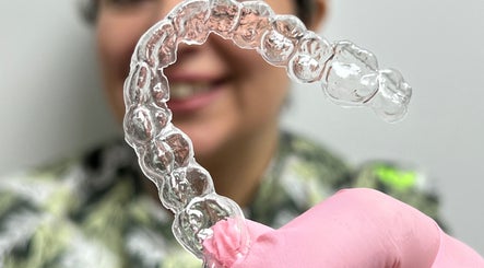 Alineador dental en Smileclinic, Buenos Aires. Innovación y cuidado dental visible.