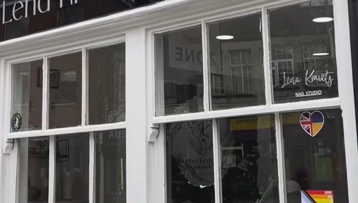 Фасад салона Beauty by Vlada в Ньюбери, Англия, GB с элегантными окнами.