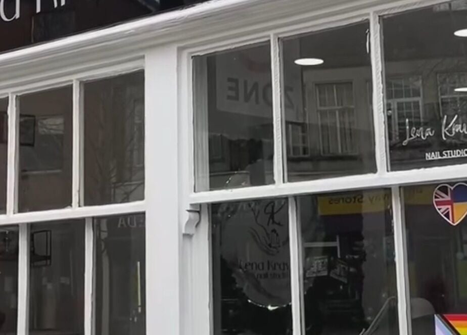 Фасад салона Beauty by Vlada в Ньюбери, Англия, GB с элегантными окнами.