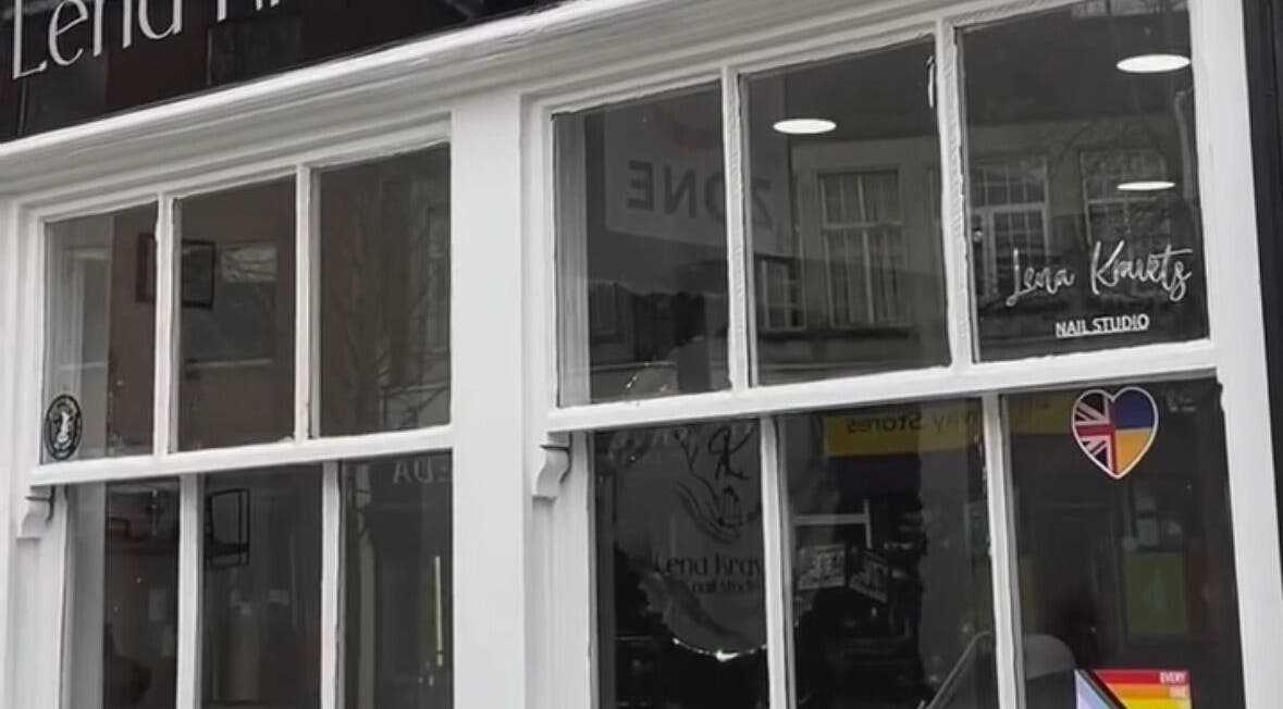 Фасад салона Beauty by Vlada в Ньюбери, Англия, GB с элегантными окнами.