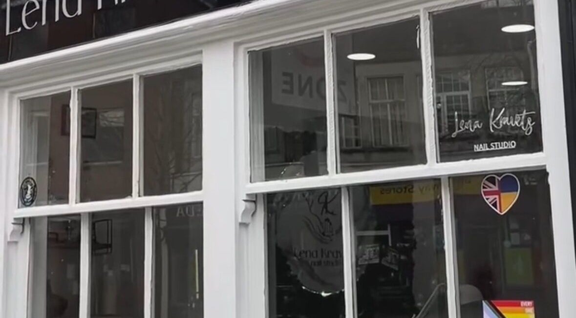 Фасад салона Beauty by Vlada в Ньюбери, Англия, GB с элегантными окнами.