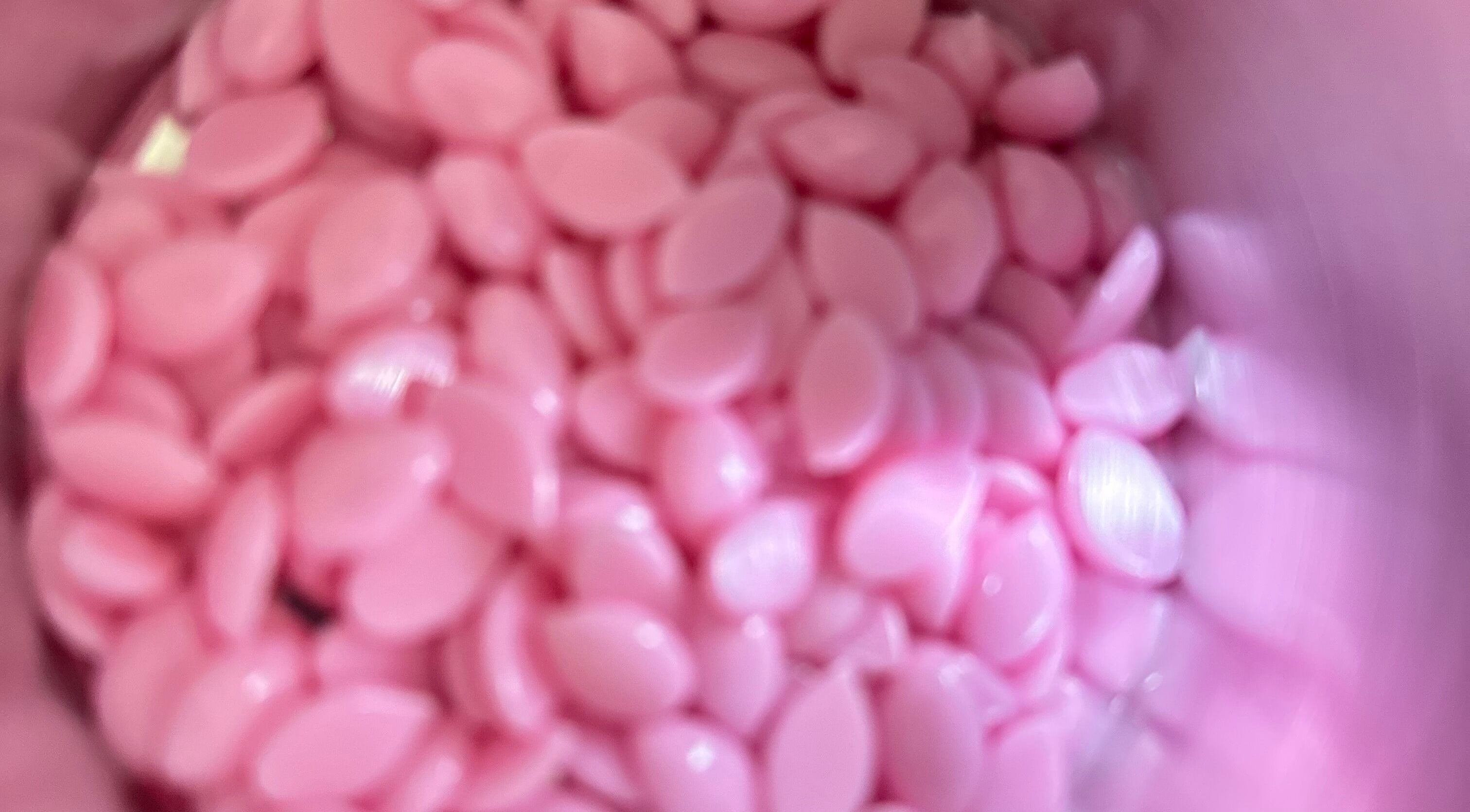 Розовые гранулы воска в Beauty by Vlada, Ньюбери, Англия, GB, для восковой депиляции.