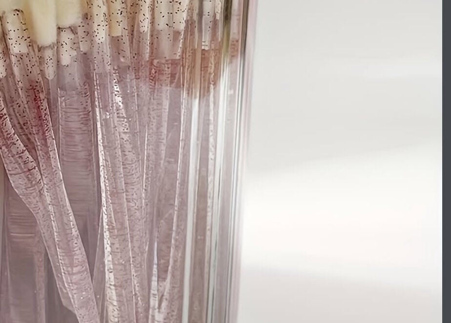 Кисти для макияжа в прозрачной вазе в Beauty by Vlada, Ньюбери, Англия, GB.