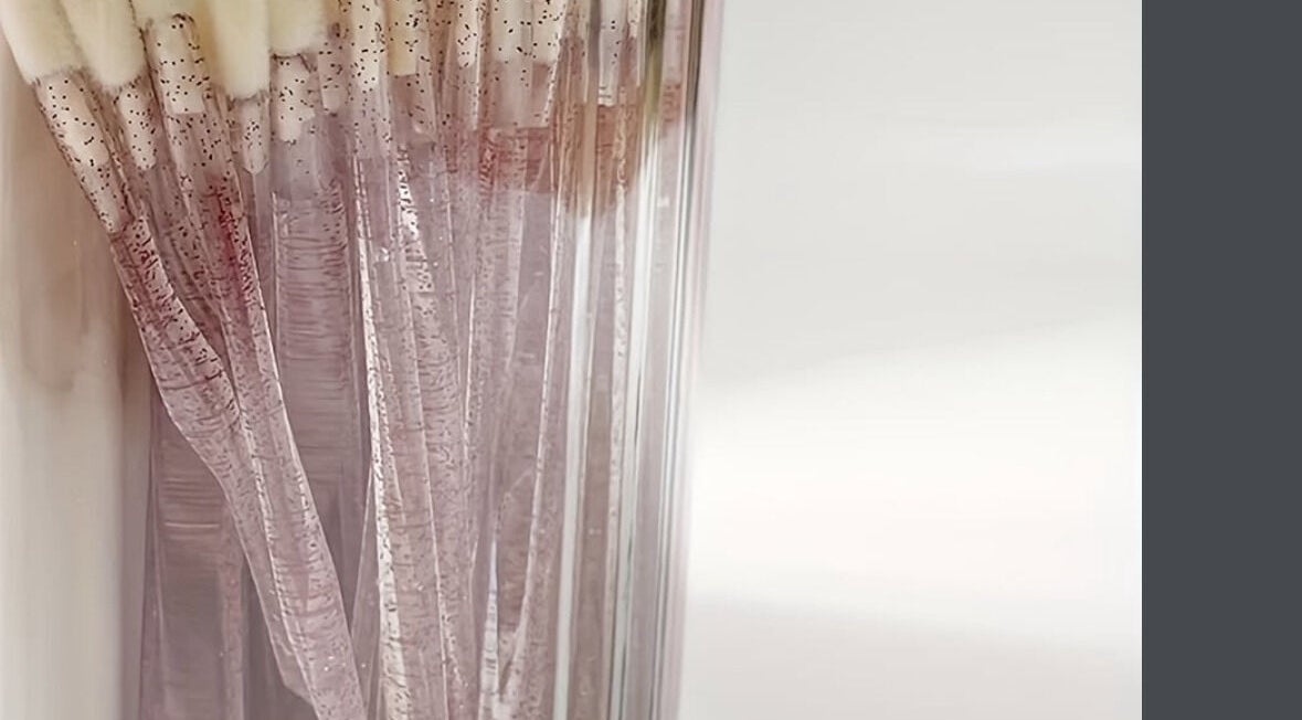 Кисти для макияжа в прозрачной вазе в Beauty by Vlada, Ньюбери, Англия, GB.