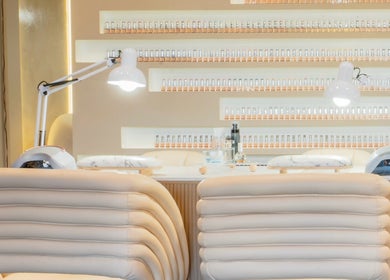 Stylish manicure stations at Mèye in Montréal, Québec, CA with elegant seating and modern lighting.