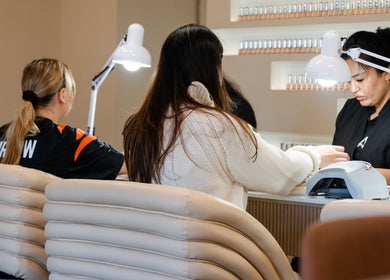 A serene nail salon at Mèye, Montréal, Québec, CA showcasing manicure services.
