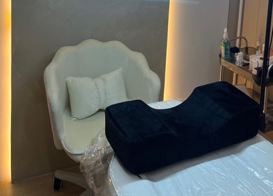 Relaxing treatment chair at Diva Nailslash, Krung Thep Maha Nakhon, TH, offering luxury and comfort.