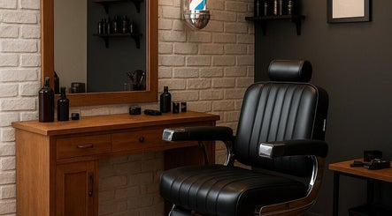 Silla exclusiva en BELLO VIP BARBERIA A DOMICILIO, Bogotá, CO, con un diseño moderno e instrumentos de peluquería.