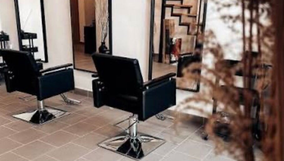 Elegáns fodrászszékek a Keri hair & beauty szalonban, Budapest, Magyar, HU.