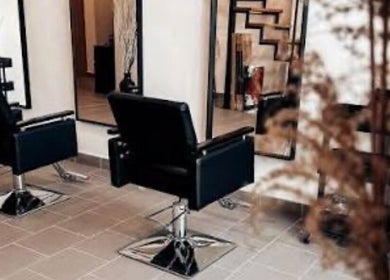 Elegáns fodrászszékek a Keri hair & beauty szalonban, Budapest, Magyar, HU.