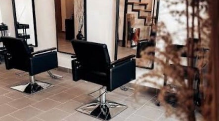 Elegáns fodrászszékek a Keri hair & beauty szalonban, Budapest, Magyar, HU.