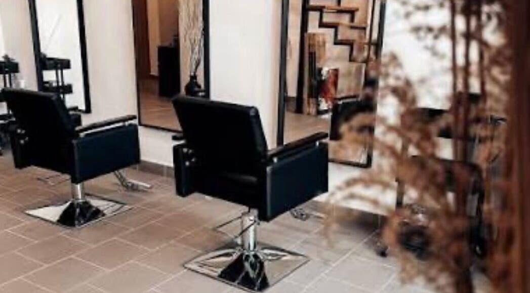 Elegáns fodrászszékek a Keri hair & beauty szalonban, Budapest, Magyar, HU.