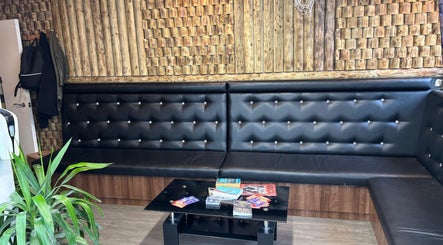 Luxurious lounge area in CutsByTy, Brighton And Hove, England, GB, featuring stylish seating and decor.