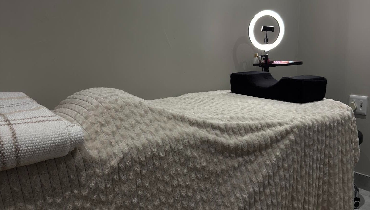 Relaxing treatment room at Blaauwtiful Brows & Lashes, Pretoria, Gauteng, ZA, with cozy blanket and ring light.
