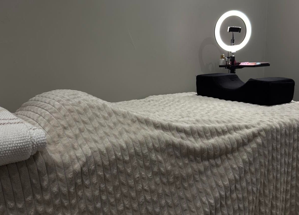 Relaxing treatment room at Blaauwtiful Brows & Lashes, Pretoria, Gauteng, ZA, with cozy blanket and ring light.