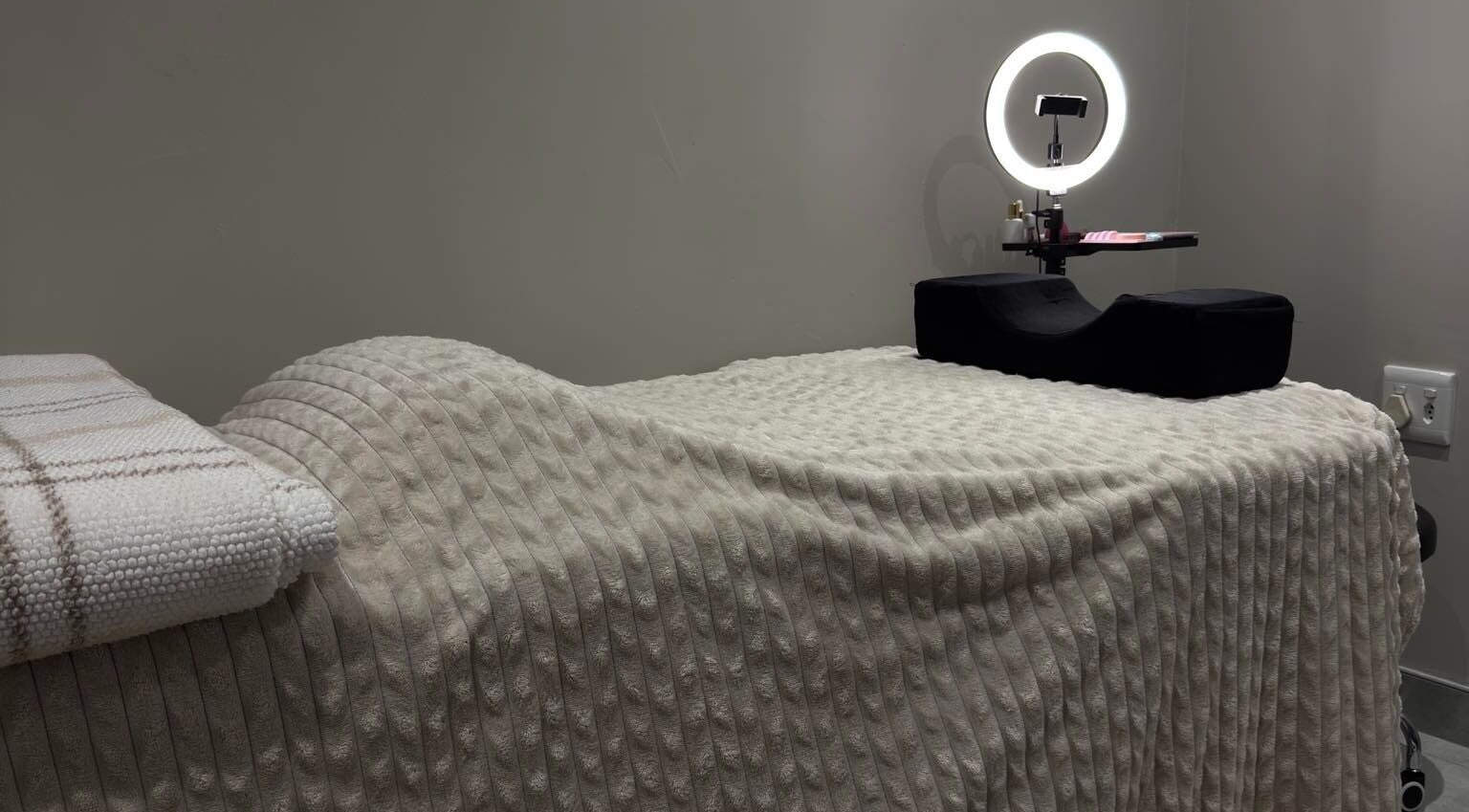 Relaxing treatment room at Blaauwtiful Brows & Lashes, Pretoria, Gauteng, ZA, with cozy blanket and ring light.