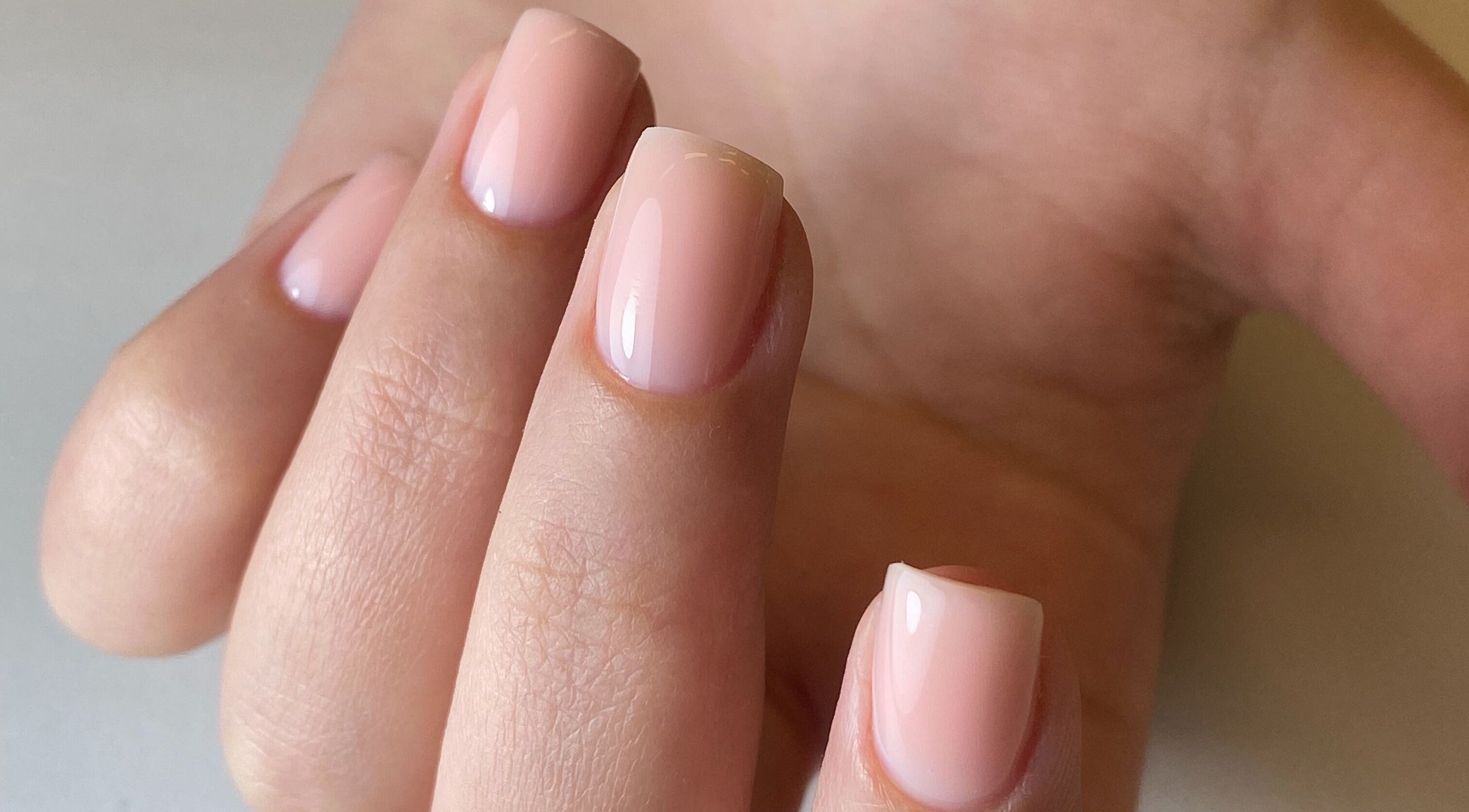 Elegantna manikura pri Ganna Nikolaeva Nails, Bratislava, Bratislavský Kraj, SK prikazuje urejene nohte.