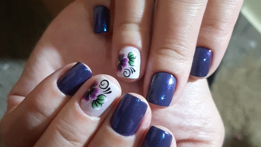 Unhas decoradas com esmalte azul e flor, Toque de Mestra, Minas Gerais, Minas Gerais, BR.