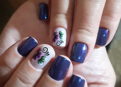 Unhas decoradas com esmalte azul e flor, Toque de Mestra, Minas Gerais, Minas Gerais, BR.