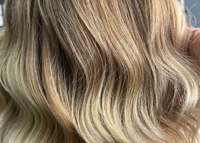 Capelli biondi ondulati presso MOONRIAD HairBeauty, Castelverde, Lombardia, IT.