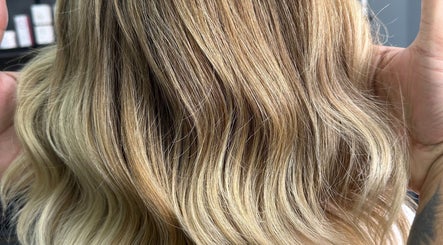 Capelli biondi ondulati presso MOONRIAD HairBeauty, Castelverde, Lombardia, IT.