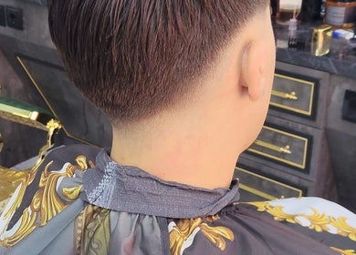 Taglio di capelli moderno a MOONRIAD HairBeauty, Castelverde, Lombardia, IT, con dettagli dorati.