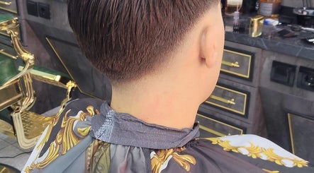 Taglio di capelli moderno a MOONRIAD HairBeauty, Castelverde, Lombardia, IT, con dettagli dorati.