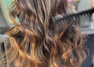 Capelli ricci e lucenti in lavorazione presso MOONRIAD HairBeauty, Castelverde, Lombardia, IT.