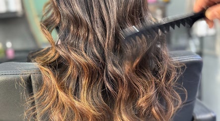 Capelli ricci e lucenti in lavorazione presso MOONRIAD HairBeauty, Castelverde, Lombardia, IT.