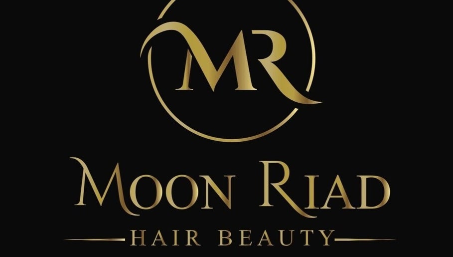 Logo dorato di MOONRIAD HairBeauty, Castelverde, Lombardia, IT, su sfondo nero elegante.