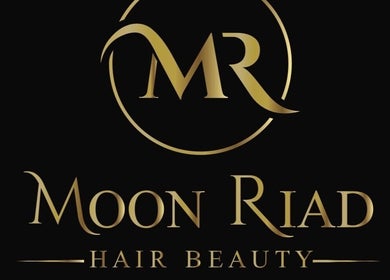 Logo dorato di MOONRIAD HairBeauty, Castelverde, Lombardia, IT, su sfondo nero elegante.