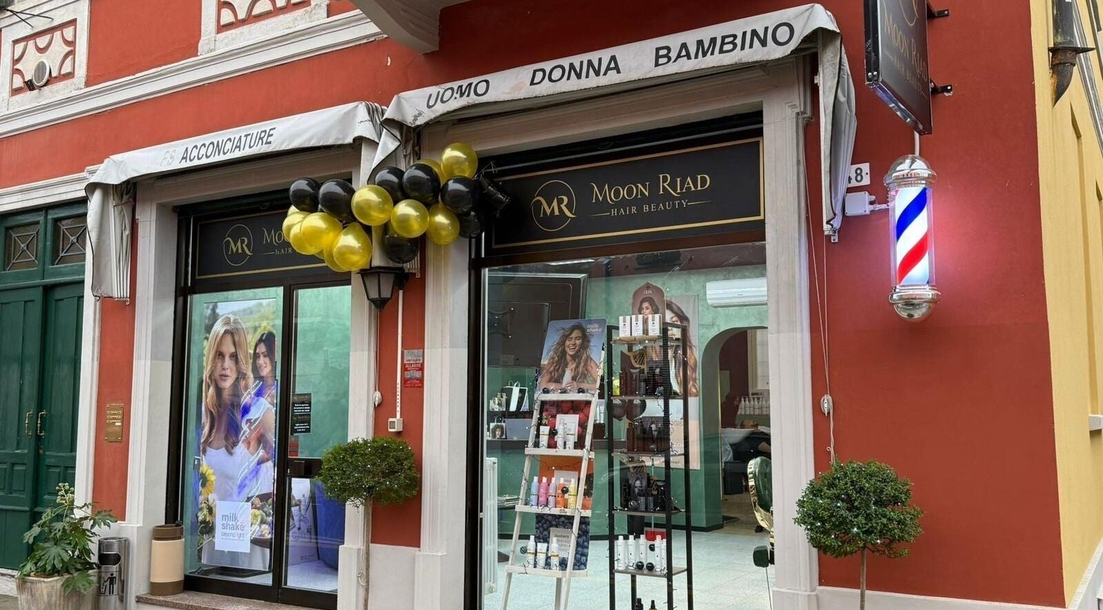 Ingresso di MOONRIAD HairBeauty a Castelverde, Lombardia con vetrina elegante e accattivante.