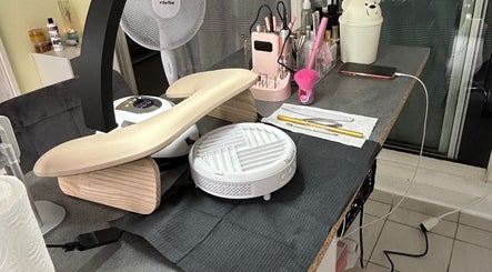 Espace manucure moderne chez CilaynB.you.t, Les Abymes, Grande-terre, GP, avec outils et équipements avancés.