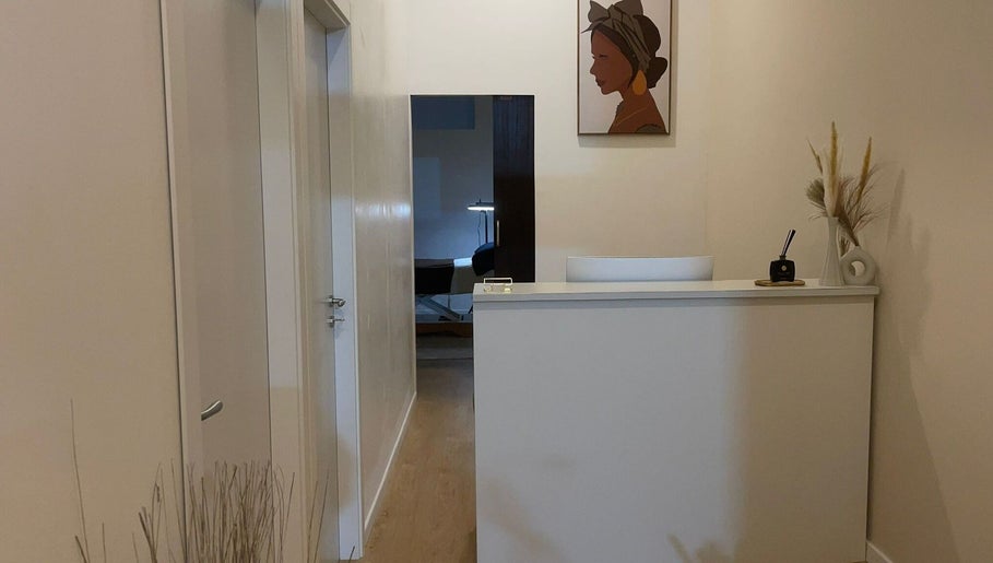 Recepção serena no Yeshua - Centro de Cuidados Integrados, Braga, Braga, PT, com decoração minimalista.