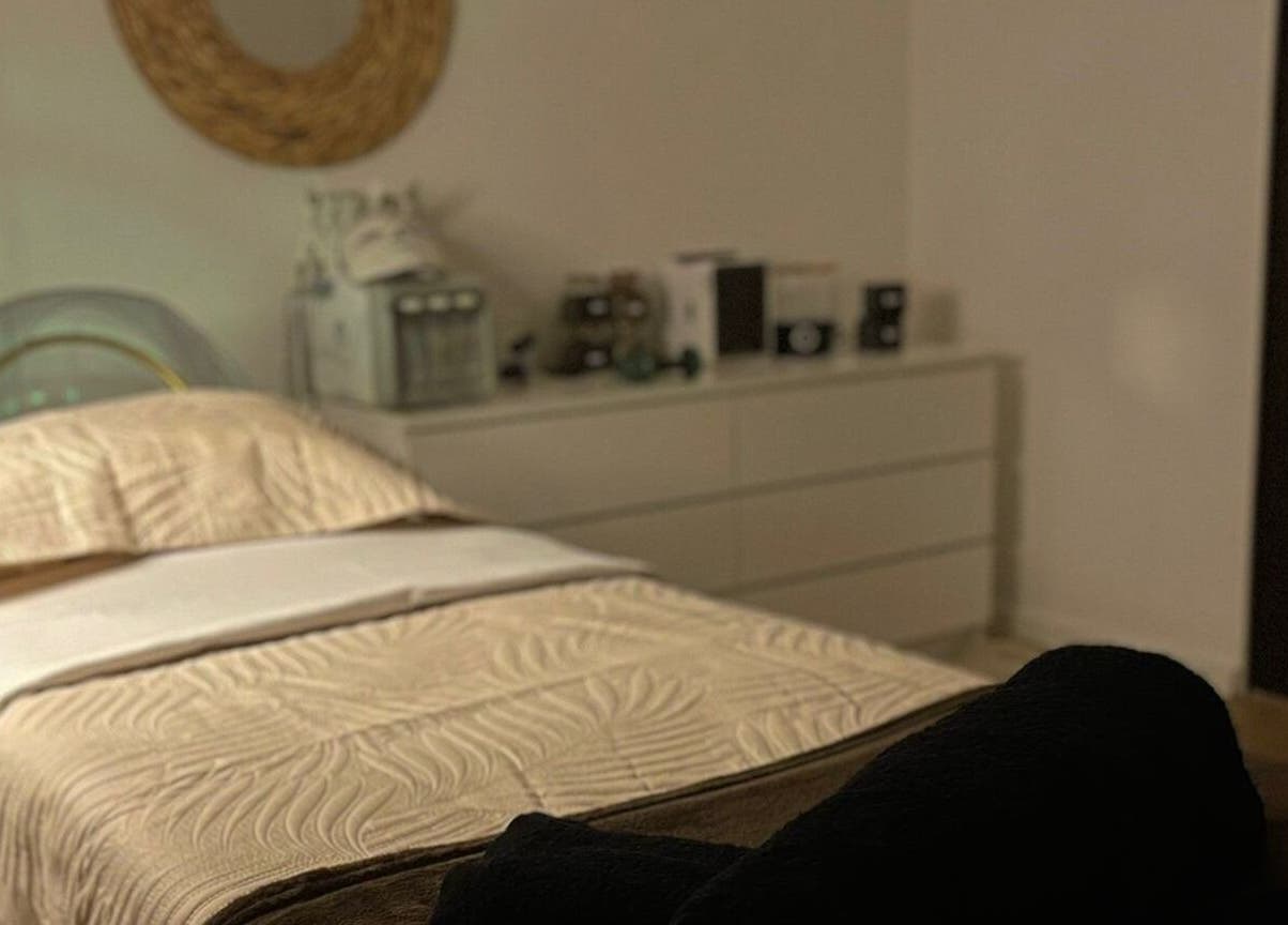 Quarto acolhedor no Yeshua - Centro de Cuidados Integrados em Braga, Braga, PT, com cama e espelho decorativo.