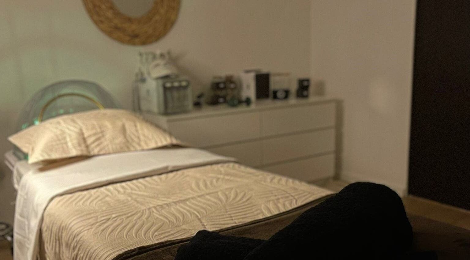 Quarto acolhedor no Yeshua - Centro de Cuidados Integrados em Braga, Braga, PT, com cama e espelho decorativo.