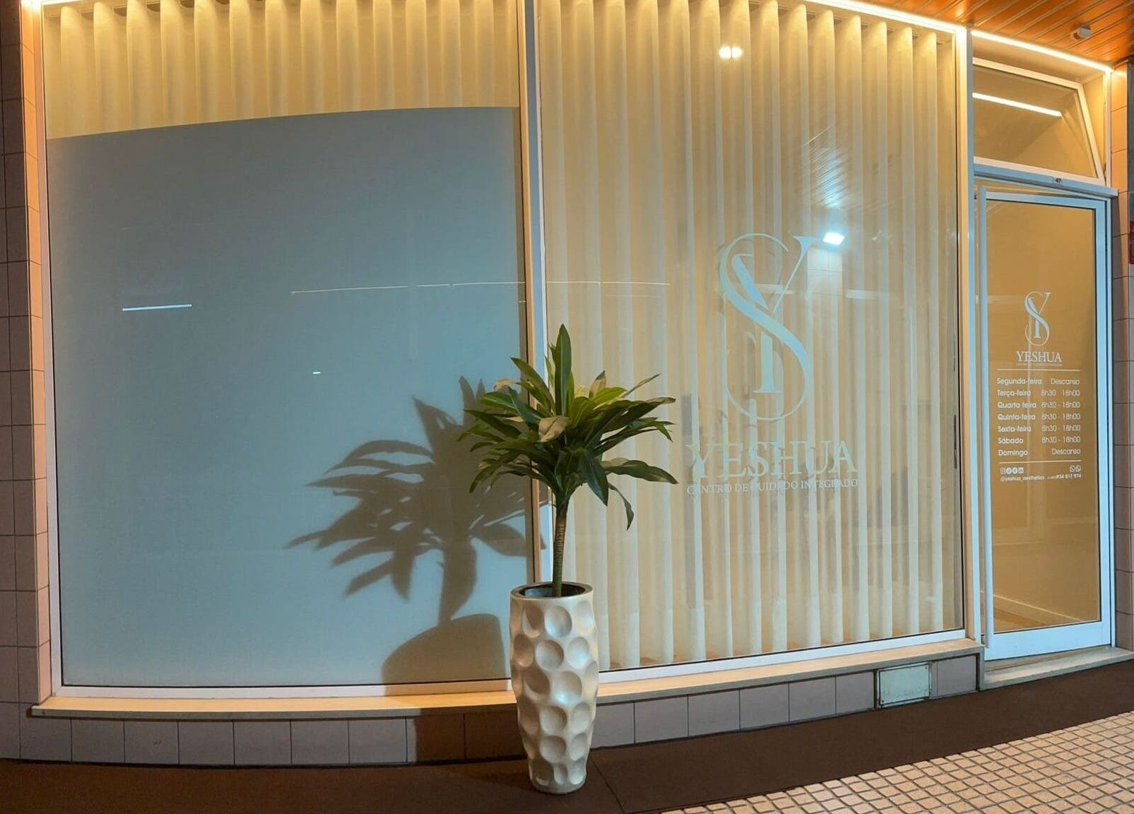 Entrada moderna de Yeshua - Centro de Cuidados Integrados em Braga, Braga, PT, com design sofisticado.