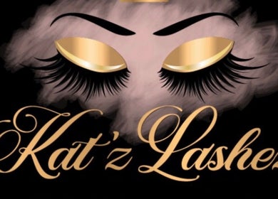 Katz Lashez logo with golden eyelashes, Cole Bay, SX. Elegant beauty and wellness branding.