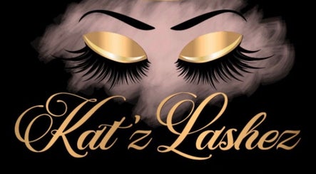 Katz Lashez logo with golden eyelashes, Cole Bay, SX. Elegant beauty and wellness branding.